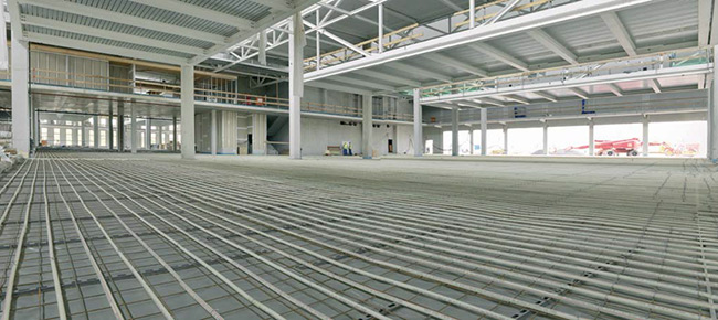 Podlahové topení Roth Rohrfix v průmyslové hale